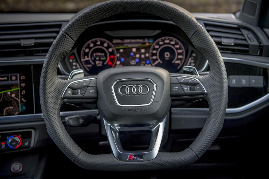Панель приборов Audi RS Q3 Sportback 2019 года  (UK) (фото 64 из 71)